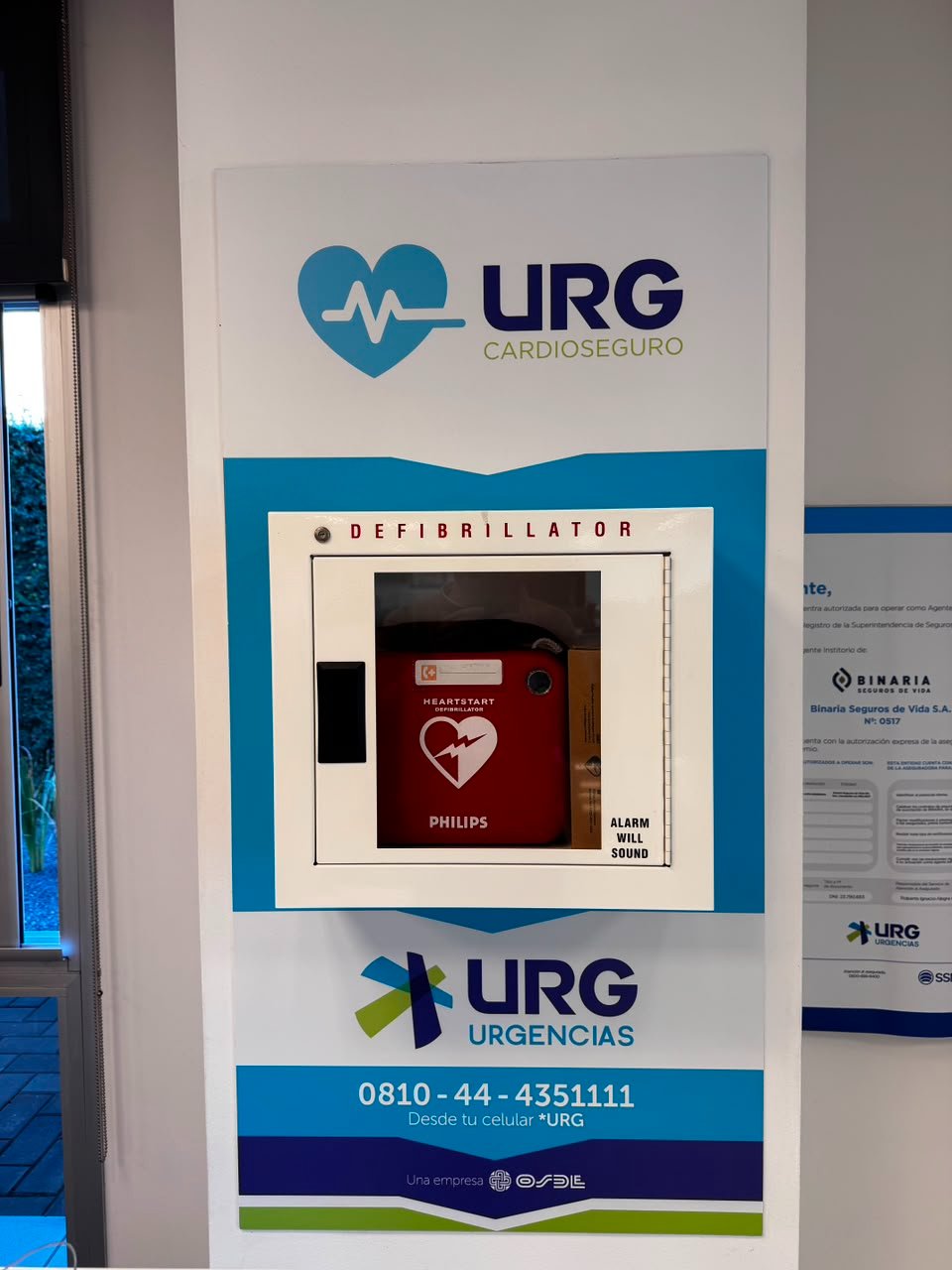 Desfibrilador (DEA) instalado en un establecimiento con Espacio cardioprotegido URG
