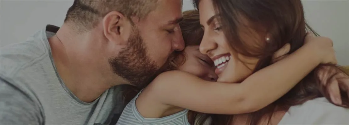 Familia usando servicios URG Plus